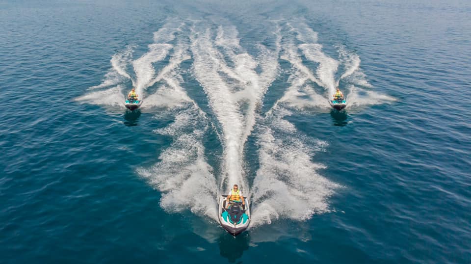 Jetskis auf dem Wasser vor der Küste von Poreč